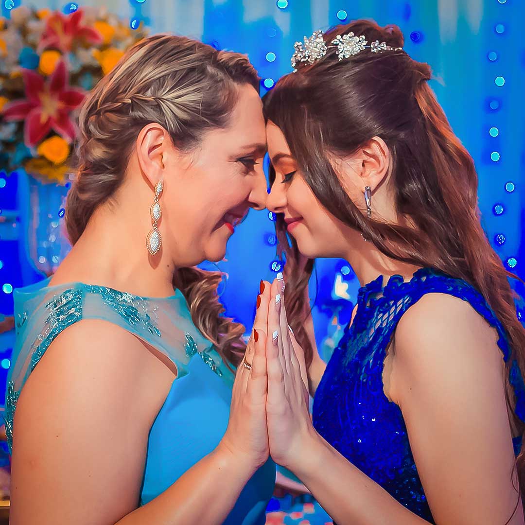 Debutante com a mãe na festa de 15 anos