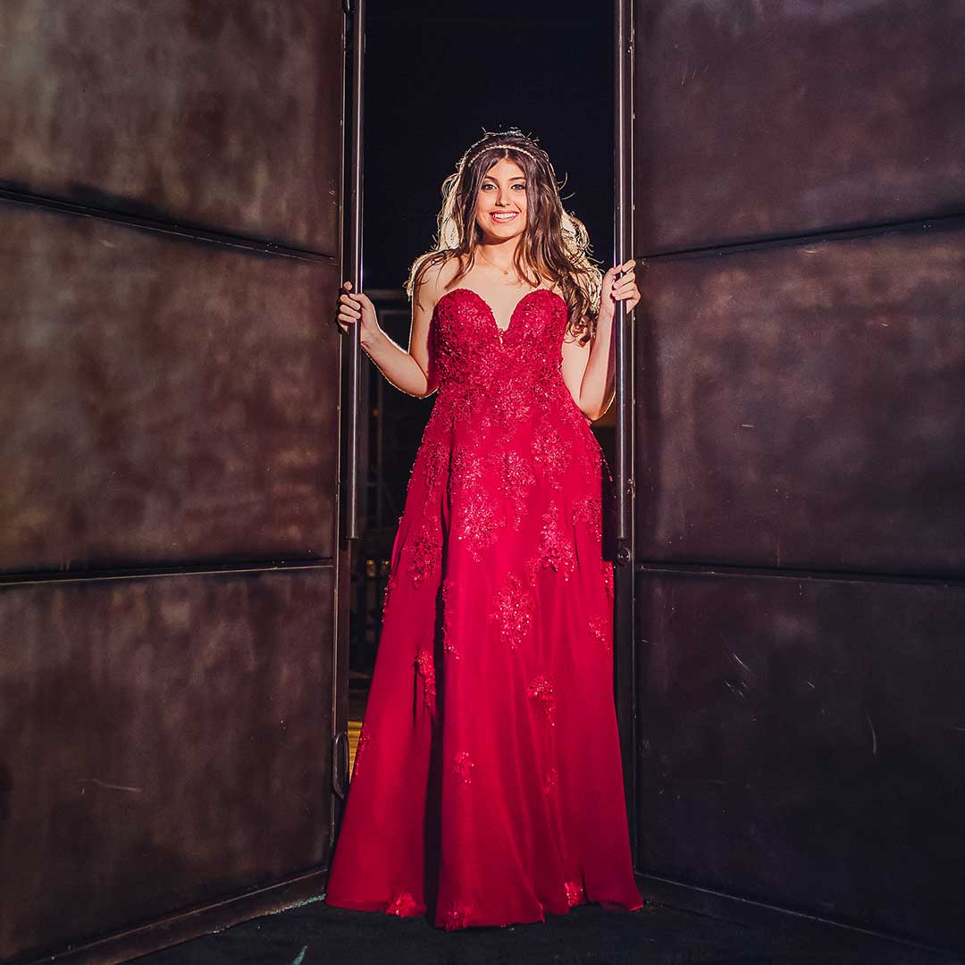 Debutante com vestido vermelho
